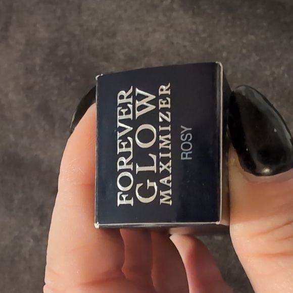 Dior Forever Glow Maximizer in the Shade Rosy - Picture 7 of 8